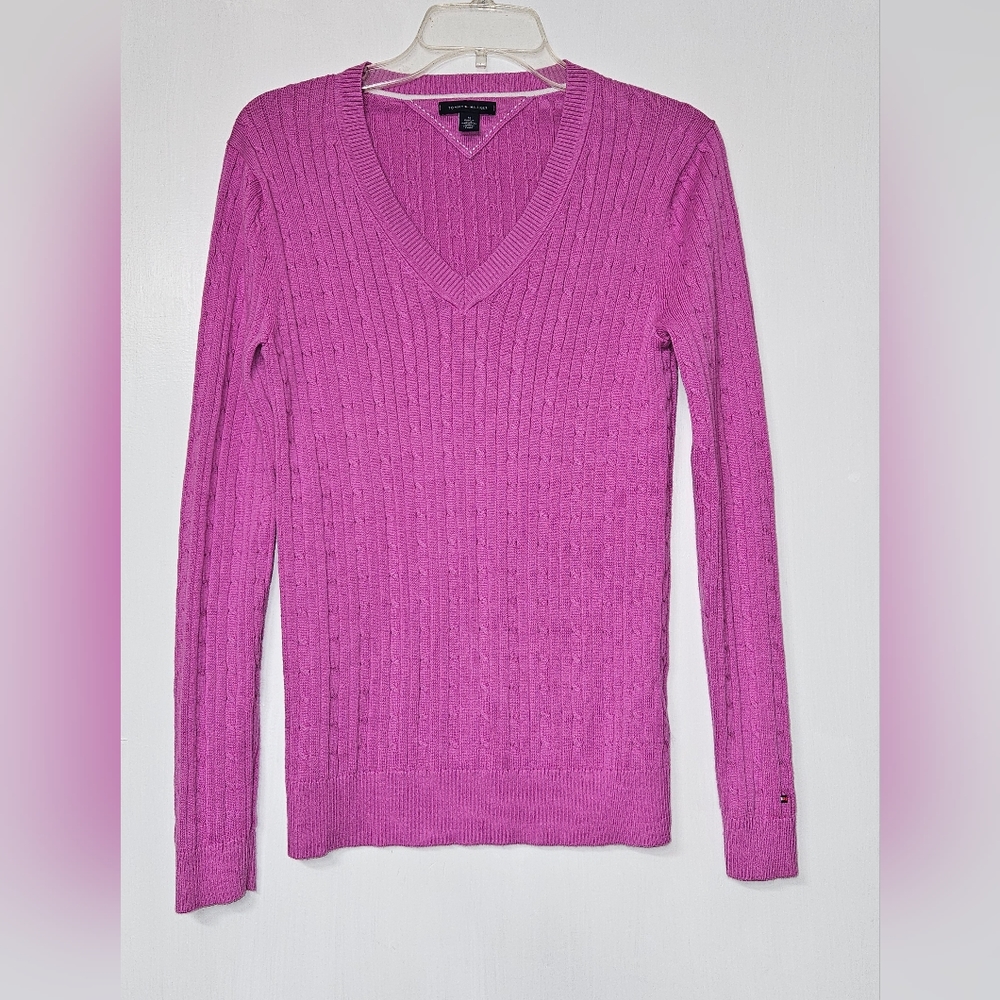 Tommy Hilfiger Pink vneck lightweight sweater. SIZE medium